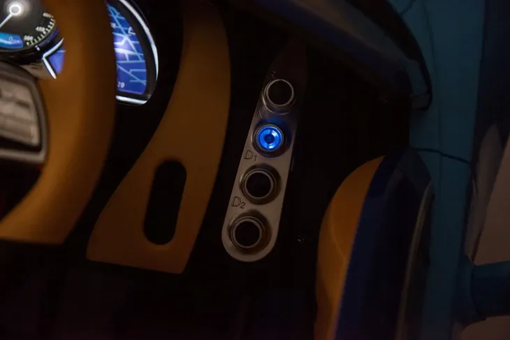 pojazd-bugatti-chiron-niebieski-szerokosc-pojazdu-71-cm
