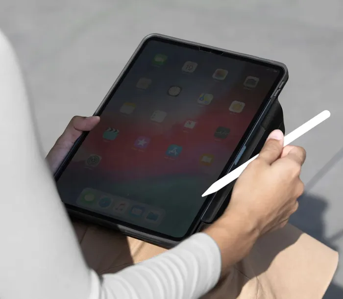 etui-uniq-do-apple-ipad-air-13-dedykowana-marka-apple