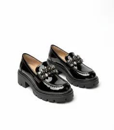 czarne-lakierowane-mokasyny-z-ozdoba-oceane