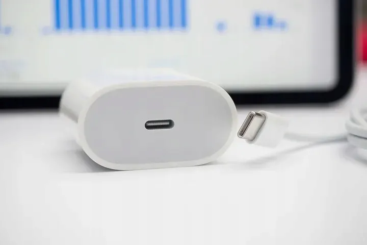 szybka-ladowarka-kabel-iphone-usb-c-light-iphone-20w