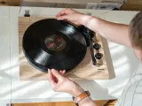 gramofon-lenco-lbt-188-bluetooth-usb-jasny-braz-kolor-brazowy