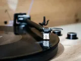 gramofon-lenco-lbt-188-bluetooth-usb-jasny-braz-sterowanie-manualne