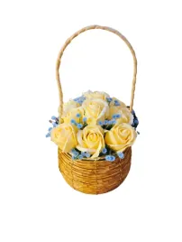 flowerbox-z-kwiatami-mydlanymi-w-koszyku-wiklinowym-kompozycja