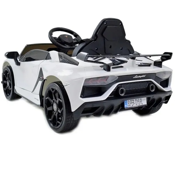 samochod-lamborghini-bialy-kolor-bialy