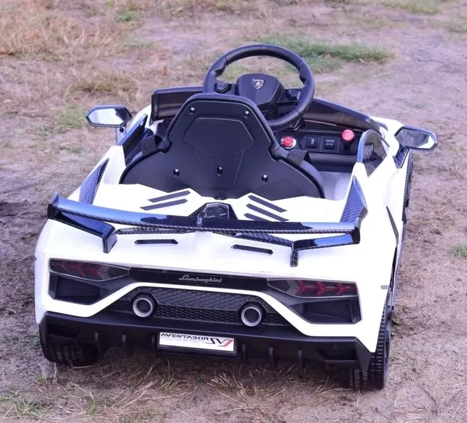 samochod-lamborghini-bialy-liczba-drzwi-2