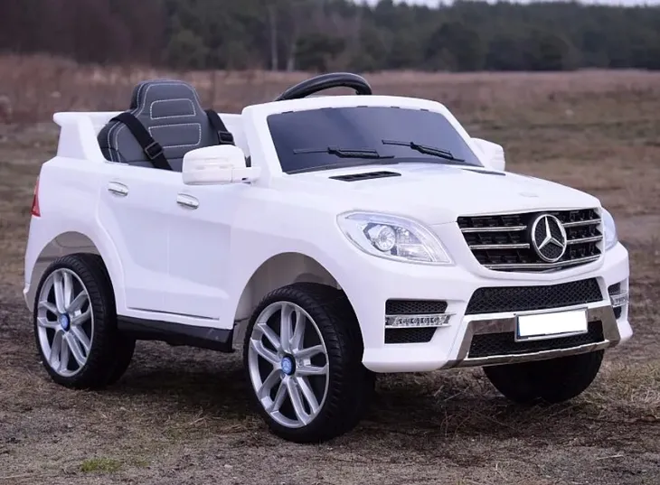 samochod-mercedes-bialy-szerokosc-pojazdu-68-cm