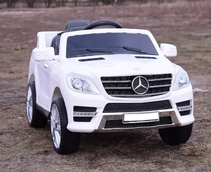 samochod-mercedes-bialy-liczba-miejsc-1