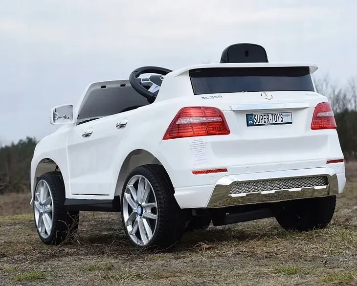 samochod-mercedes-bialy-marka-mercedes-szerokosc-pojazdu-68-cm