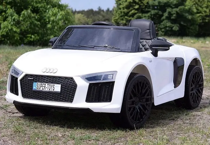 samochod-audi-bialy-kolor-bialy-marka-audi