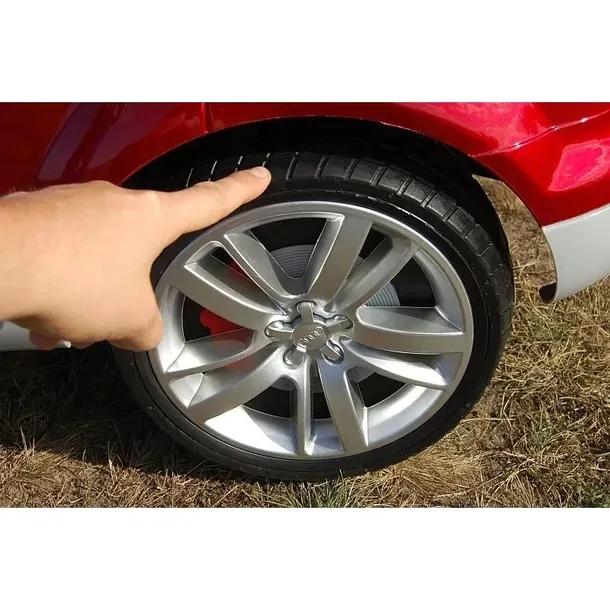 samochod-audi-czerwony-kod-producenta-hl-q7-czerwony-lakier