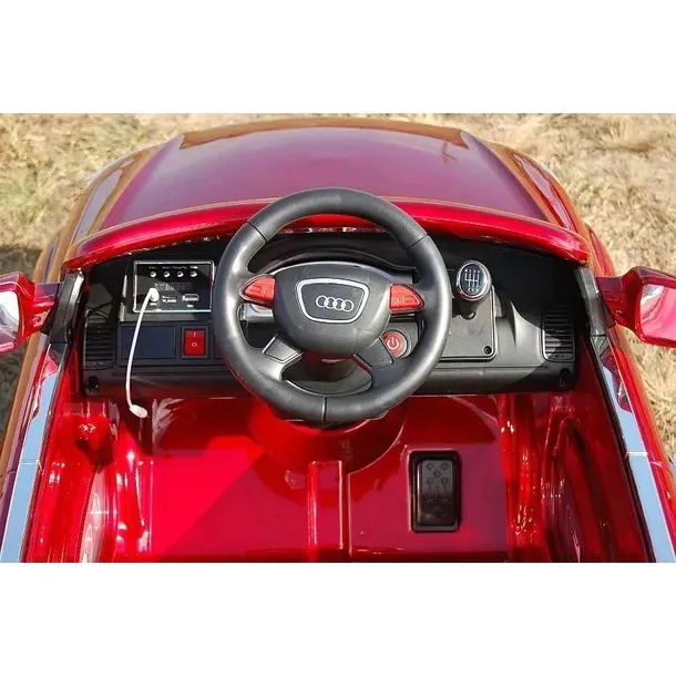 samochod-audi-czerwony-marka-audi-wiek-dziecka-3-lata