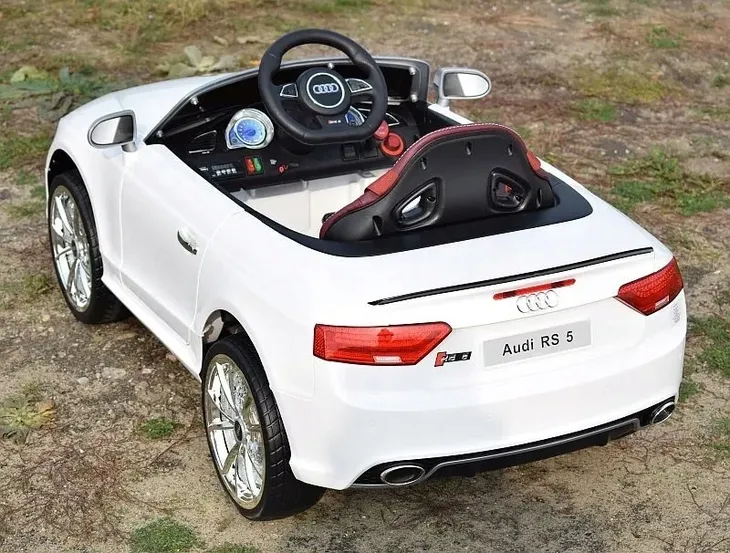 samochod-audi-bialy-kod-producenta-audi-rs-5-biale