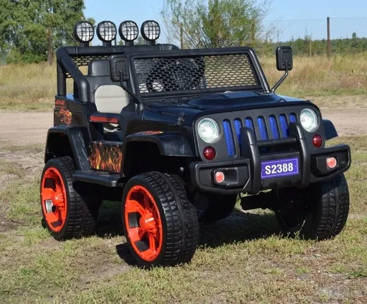 samochod-jeep-bialy-czarny-czerwony-wiek-dziecka-3-lata