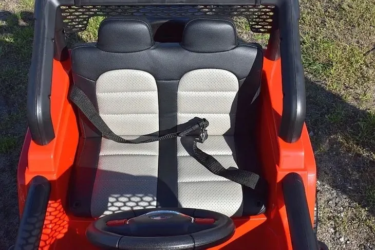 samochod-jeep-bialy-czarny-czerwony-marka-jeep-maksymalne-obciazenie-35-kg