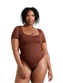body-damskie-z-kwadratowym-dekoltem-i-stringami-m