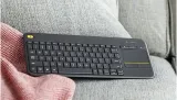 klawiatura-logitech-wireless-touch-keyboard-k400-konstrukcja-programowalne-klawisze-regulowane-nozki