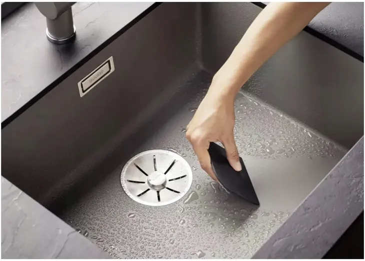 silikonowa-sciagaczka-do-wody-blanco-wysokosc-produktu-2-3-cm