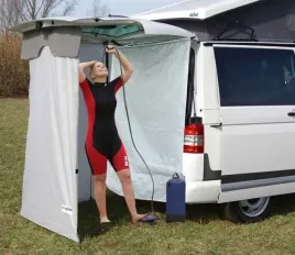 zaslona-prysznicowa-do-tylnej-klapy-pojazdu-w-wa