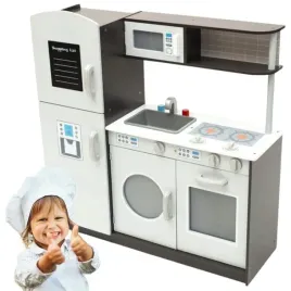 drewniana-kuchnia-w-kolorze-bialym-z-brazowymi-akcentami-i-tablica-do-pisan