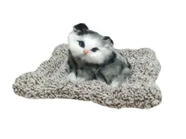 spiacy-kot-slodki-kotek-na-poduszce-jak-zywy-miauczacy-mialczacy-mialczy