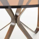 stol-okragly-halmar-lungo-120-cm-szklany-blat-brazowy-zlote-nogi-kolor-blatu-brazowy