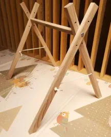 stojak-edukacyjny-baby-gym-bukowy-regulacja-wysokosci-heli-woodi-producent