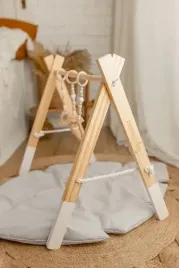 stojak-edukacyjny-gimnastyczny-baby-gym-drewniany-dla-niemowlat-bialy