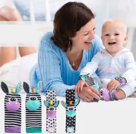 grzechotki-dla-niemowlat-kontrastowe-skarpetki-opaski-na-raczki-4-sztuki