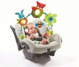 luk-z-zabawkami-zabawa-na-lace