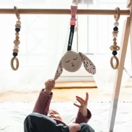 whisbear-szumiaca-zawieszka-do-wozka-grajaca-zawieszka-kroliczek-dla-dzieci