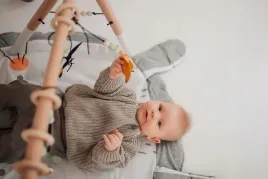 stojak-edukacyjny-baby-gym-z-4-zawieszkami-naturalna-zabawka-dla-niemowlat