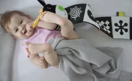 ksiazeczka-kontrastowa-dla-niemowlat-do-lozeczka