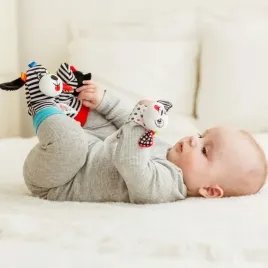 balibazoo-grzechotki-3d-skarpetki-i-grzechotka-na-raczke-kontrastow