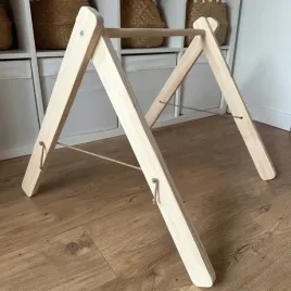 stojak-edukacyjny-baby-gym-drewniany-gimnastyczny-prezent-dla-niemowlaka