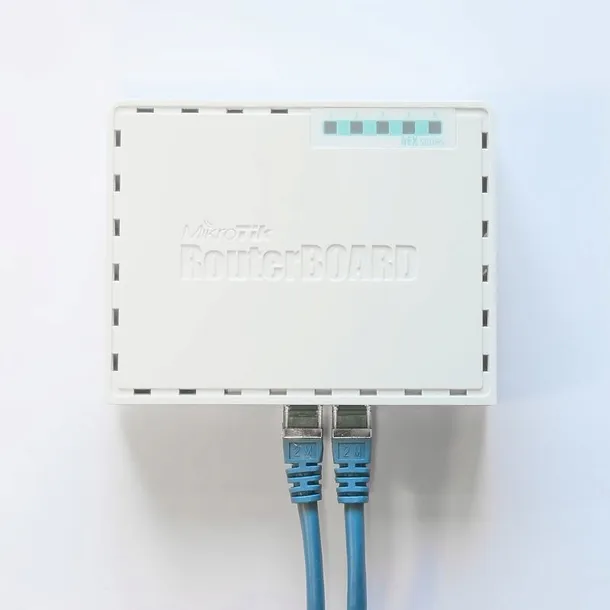 router-mikrotik-hex-rb750gr3-zlacza-usb-2-0