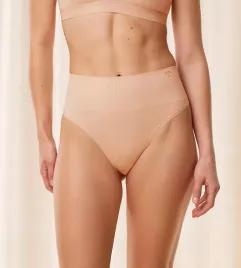 majtki-damskie-modelujace-triumph-triumph-soft-sculpt-bandeau-string-44
