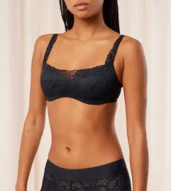 biustonosz-usztywniany-triumph-body-make-up-illusion-lace-balconette-75d