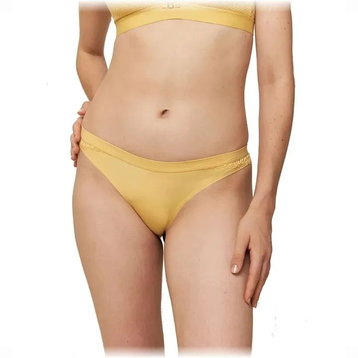 triumph-majtki-figi-aura-spotlight-high-leg-string-46