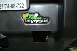 logo-or-tloczona-plakietka-or-znaczek-ironman-4x4-na-zderzak-i-in-produkty