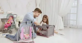 zestaw-dla-lalek-lozeczko-krzeselko-do-karmienia-hustawka-dla-lalki