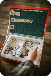 ukladanka-magnetyczna-janod-polski-alfabet-nauka-prezent-dla-dzieci-3-lata