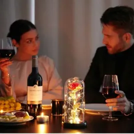 wieczna-roza-prezent-na-walentynki-szkle-swiecaca-lampka-tuba