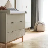 komoda-pinio-miloo-100x52x90-cm-biala-3-szuflady-do-sypialni-na-nozkach-kolor-mebla-bialy