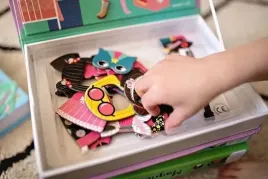 ukladanka-magnetyczna-magnetibook-kostiumy-dziewczynka-3-janod