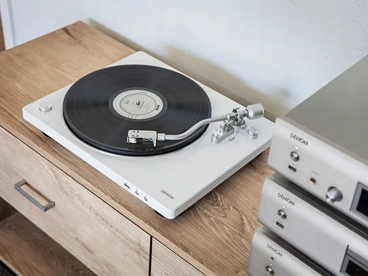 gramofon-denon-dp-450-usb-white-naped-paskowy