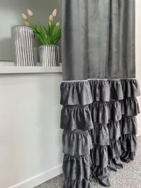 zaslona-welurowa-ewelina-z-falbanami-od-dolu-140x270-cm-na-tasmie
