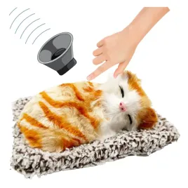 spiacy-kotek-na-poduszce-maskotka-z-dzwiekiem-miauczy-dla-kociarzy