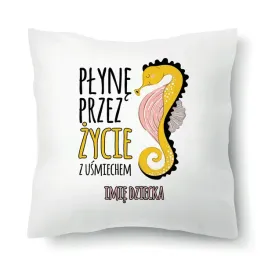 poduszka-biala-wyprawka-do-pzedszkola-dla-dziecka-plyne-przez-zycie-perso