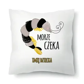 poduszka-biala-wyprawka-do-pzedszkola-dla-dziecka-morze-czeka-imie-dziecka