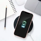futeral-card-case-do-iphone-15-pro-rozowy-zalaczone-wyposazenie-szmatka-do-czyszczenia